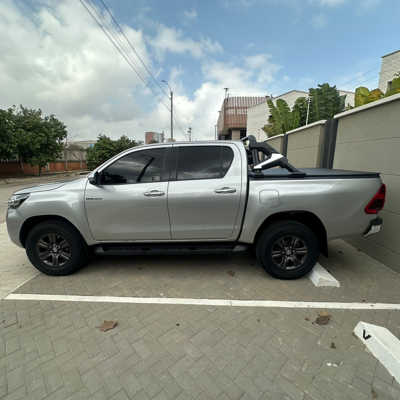 Toyota Hilux plateada — Los Autos de Lujo